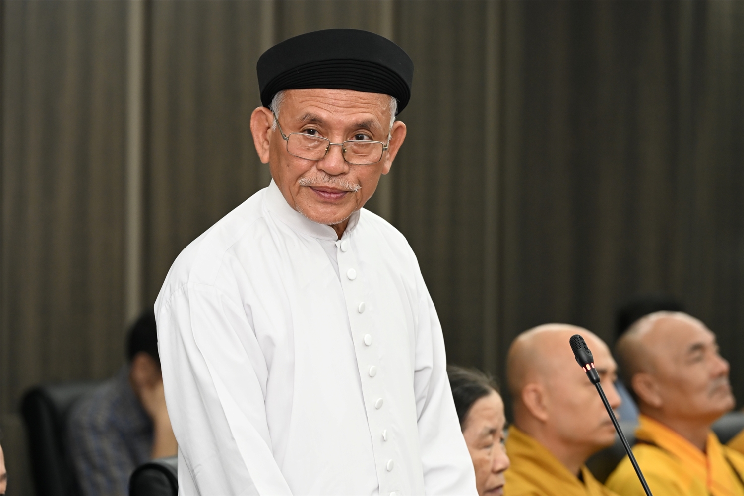Giáo sư Ngọc Nam Thanh, Trưởng Cơ quan phước thiện Hội thánh Cao Đài Cầu Kho Tam Quan đại diện các đại biểu Cao Đài phát biểu tại cuộc gặp mặt