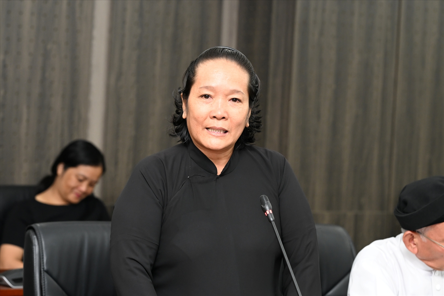 Trưởng ban Ban Đại diện Phật giáo Hòa Hảo tỉnh Nguyễn Thị Hải phát biểu tại cuộc gặp mặt