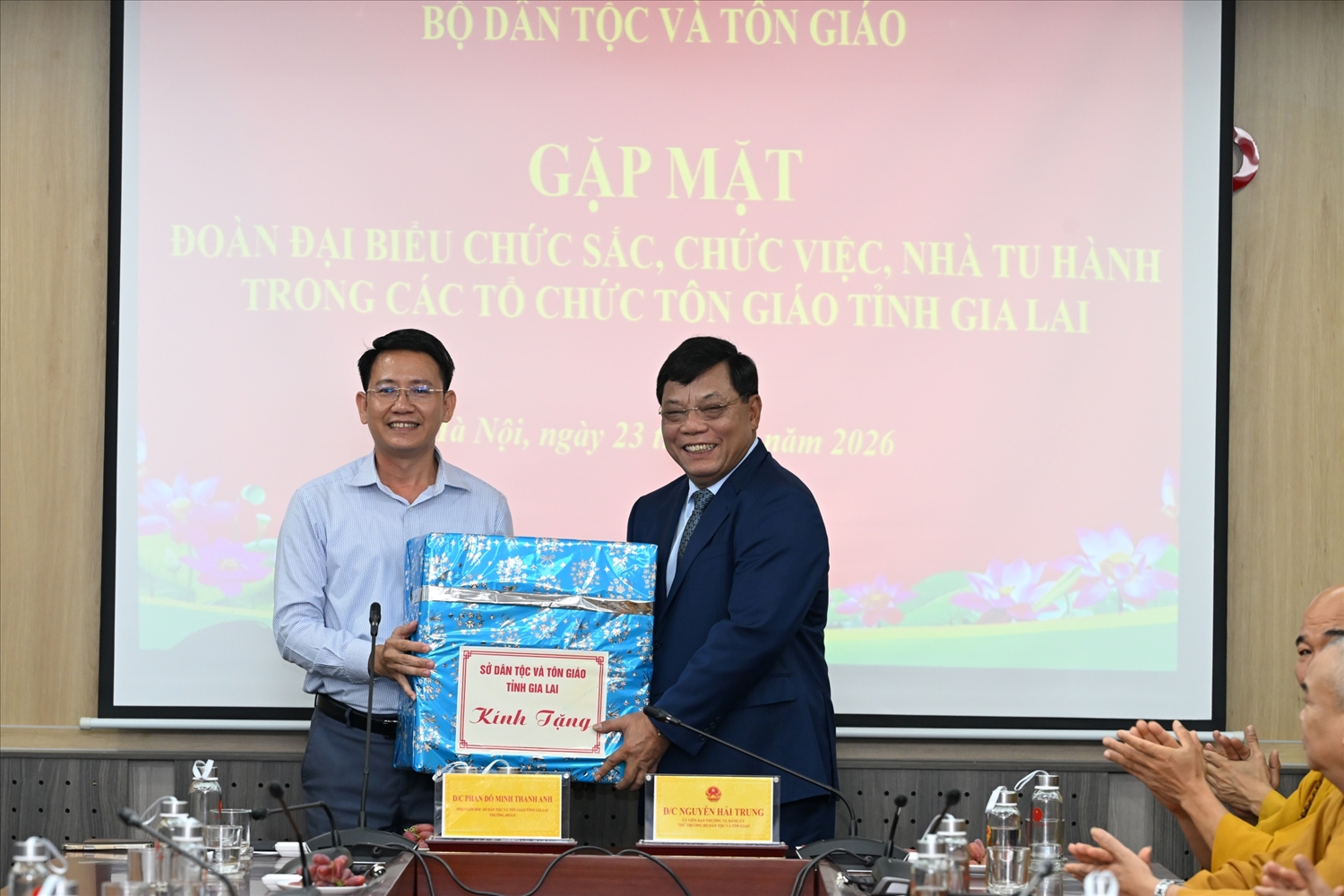 Thứ trưởng Nguyễn Hải Trung đại diện Bộ Dân tộc và Tôn giáo nhận quà lưu niệm từ Đoàn công tác tỉnh Gia Lai