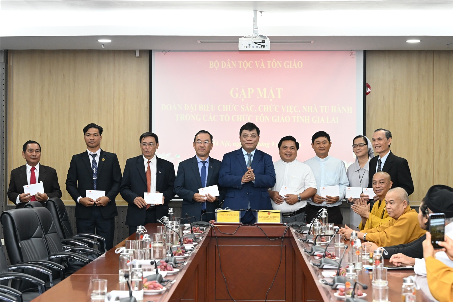Thứ trưởng Bộ Dân tộc và Tôn giáo Nguyễn Hải Trung tặng quà các đại biểu chức sắc, chức việc, nhà tu hành tỉnh Gia Lai tại buổi gặp mặt