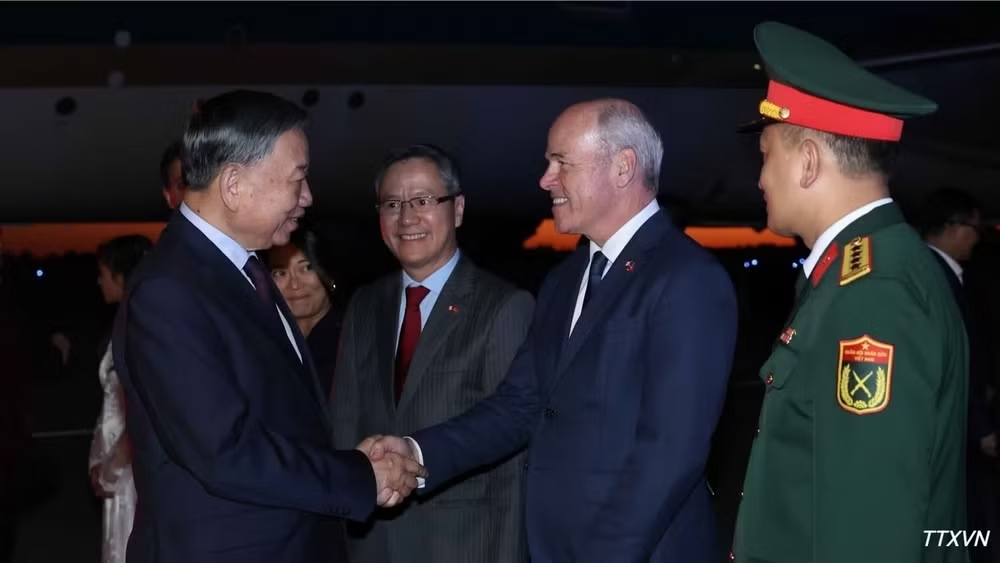 Quan chức Chính phủ Canada và cán bộ, nhân viên Đại sứ quán Việt Nam đón Tổng Bí thư, Chủ tịch nước Tô Lâm tại sân bay quốc tế Ottawa Mcdonald-Cartier. (Ảnh: Thống Nhất/TTXVN)
