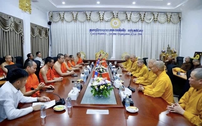 Chư tôn đức Phật giáo Việt Nam và Lào trao đổi các chương trình hợp tác