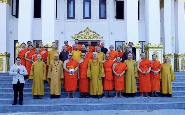 Chư tôn đức Phật giáo Việt Nam và Lào chụp ảnh lưu niệm tại Văn phòng Trung ương Liên minh Phật giáo Lào