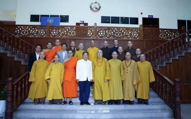 Đoàn Trung ương Giáo hội Phật giáo Việt Nam chụp ảnh lưu niệm tại Ủy ban Trung ương Mặt trận Lào xây dựng đất nước