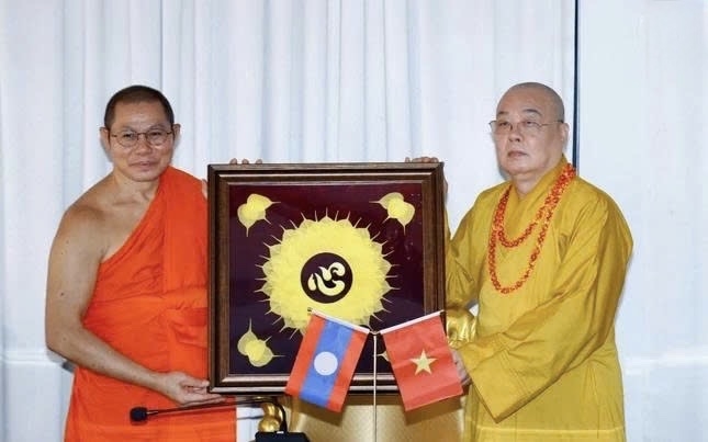 Hòa thượng Thích Thanh Nhiễu trao tặng quà đến Thượng tọa Athipatay Naytryjit