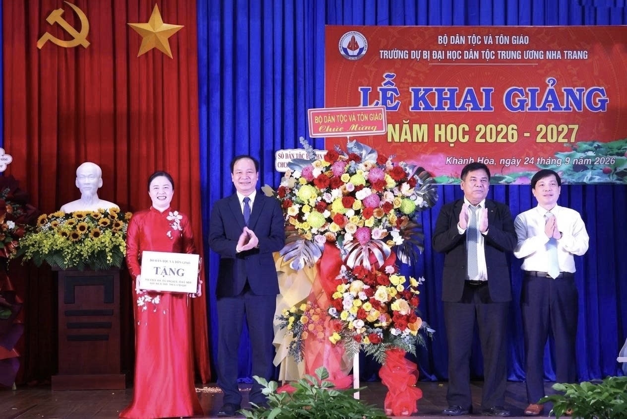 Thứ trưởng Bộ Dân tộc và Tôn giáo Y Thông tặng hoa chúc mừng Lễ khai giảng năm học 2026-2027 tại Trường Dự bị Đại học Dân tộc Trung ương Nha Trang