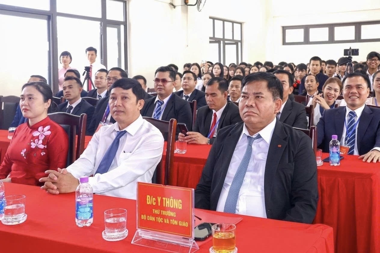 Thứ trưởng Y Thông cùng các đại biểu tham dự Lễ khai giảng