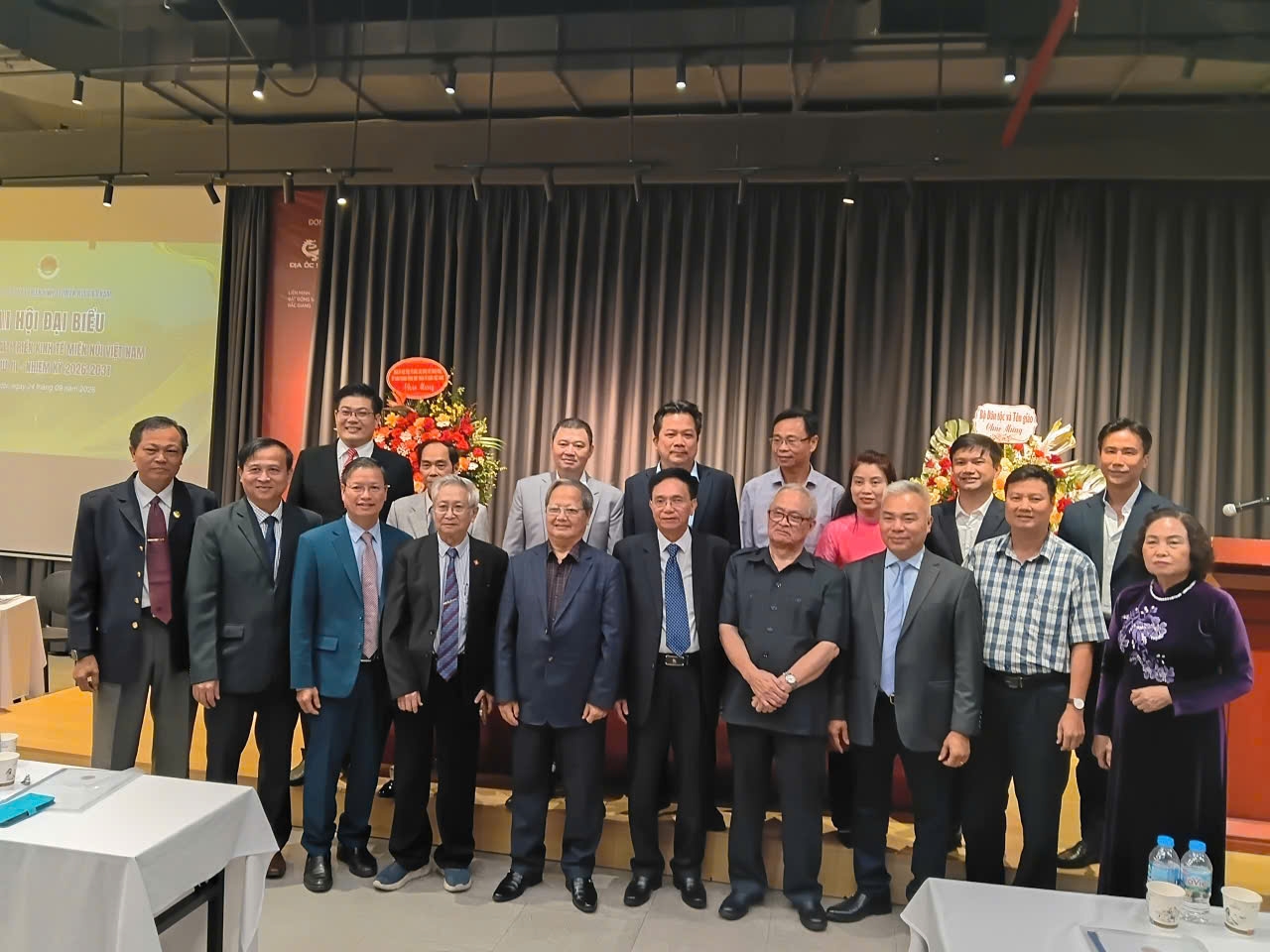 Tiến sĩ Bế Trường Thành, nguyên Thứ trưởng, Phó Chủ nhiệm Thường trực Uỷ ban Dân tộc (nay là Bộ Dân tộc và Tôn giáo), nguyên Chủ tịch Hội Hỗ trợ phát triển kinh tế miền núi Việt Nam (khoá II) chụp ảnh niệm cùng Ban chấp hành mới (khoá III, nhiệm kỳ 2026-2031) 