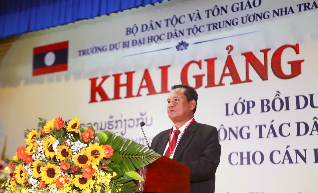 Ông Phongtisouk Siphomthaviboun, Phó Vụ trưởng vụ Dân tộc và Tôn giáo Văn phòng Chính phủ CHDCND Lào phát biểu tại Lễ khai giảng