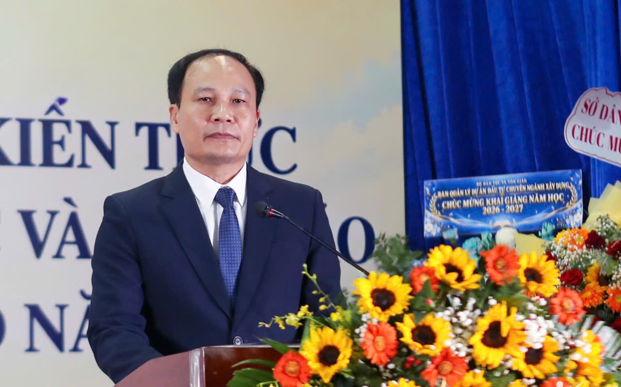 Tiến sĩ Lê Phú Thắng, Bí thư Đảng uỷ, Hiệu trưởng Trường Dự bị Đại học Dân tộc Trung ương Nha Trang (tỉnh Khánh Hoà) phát biểu tại Lễ khai giảng