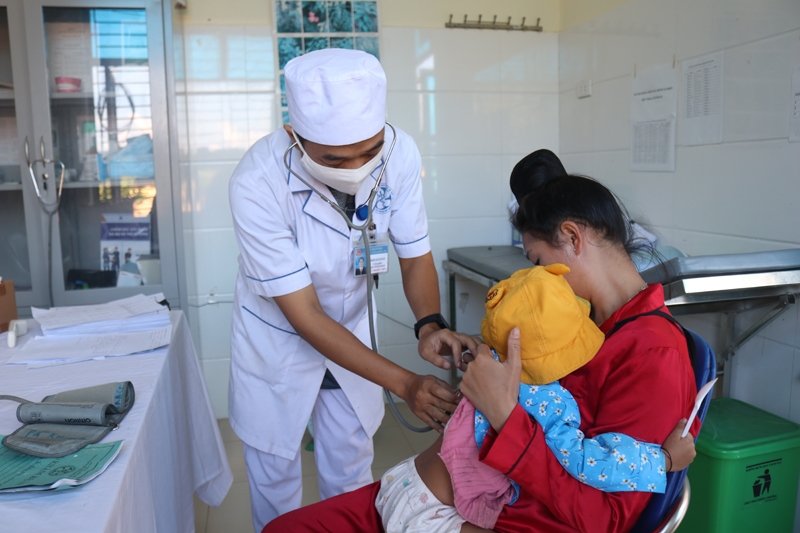Giai đoạn 2026 - 2030, Chương trình MTQG xây dựng nông thôn mới, giảm nghèo bền vững và phát triển kinh tế - xã hội vùng đồng bào dân tộc thiểu số và miền núi tiếp tục quan tâm đầu tư cho các trạm y tế xã để thực hiện tốt công tác khám chữa bệnh ban đầu ngay từ cơ sở (Trong ảnh: Đồng bào dân tộc thiểu số xã Mường Phăng, tỉnh Điện Biên khám bệnh tại trạm y tế xã - Ảnh: Trần Dũng)