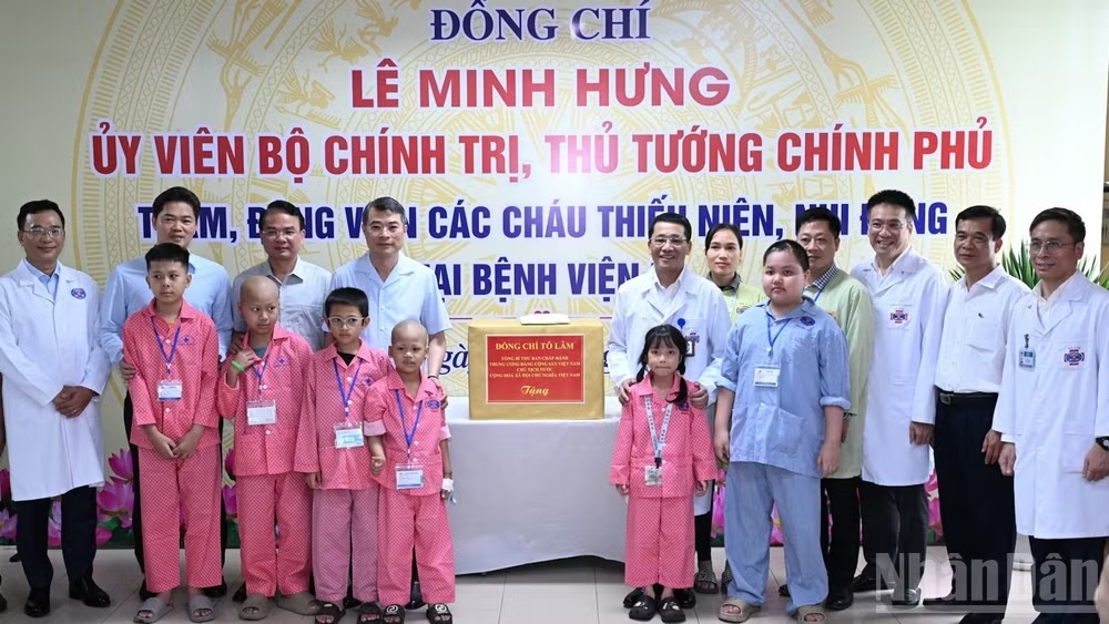 Thủ tướng Chính phủ Lê Minh Hưng đã trao quà của Tổng Bí thư, Chủ tịch nước Tô Lâm tặng các bệnh nhi đang điều trị tại Bệnh viện K. (Ảnh: TRẦN HẢI)