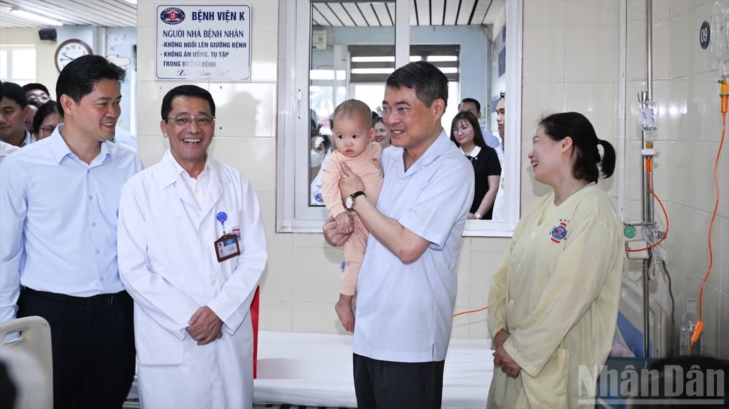 Thủ tướng Chính phủ Lê Minh Hưng ân cần thăm hỏi một bệnh nhi mới 12 tháng tuổi đang điều trị tại Khoa Nội nhi, Bệnh viện K. (Ảnh: TRẦN HẢI)