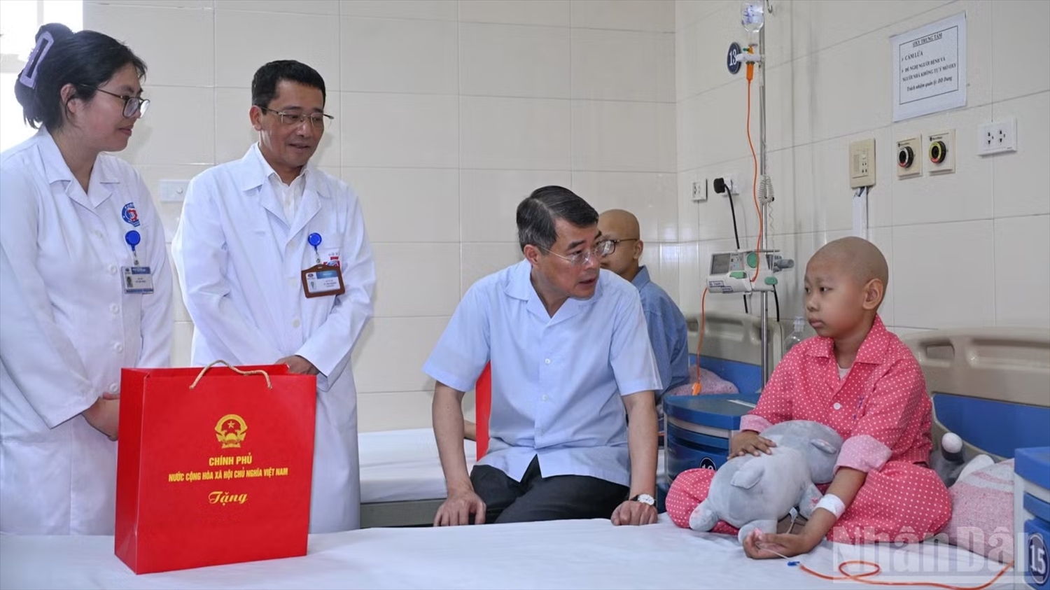 Thủ tướng Chính phủ Lê Minh Hưng ân cần thăm hỏi, tặng quà động viên một bệnh nhi đang điều trị tại Khoa Nội nhi, Bệnh viện K. (Ảnh: TRẦN HẢI)