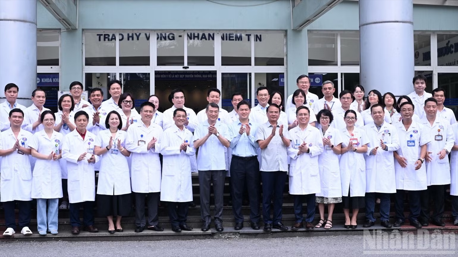 Thủ tướng Chính phủ Lê Minh Hưng với lãnh đạo, đội ngũ y bác sĩ Bệnh viện K. (Ảnh: TRẦN HẢI)