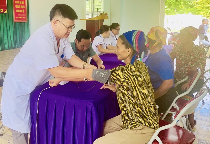 Ủy ban Nhân dân xã Tương Dương, tỉnh Nghệ An tổ chức khám chữa bệnh lưu động cho đồng bào dân tộc thiểu số bản Na Bè