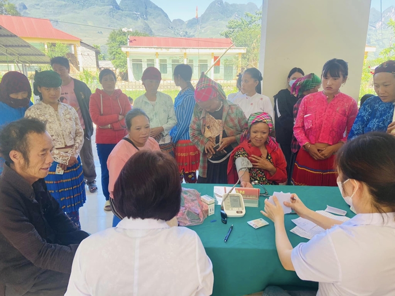 Đồng bào dân tộc thiểu số xã Xín Cái (nay là xã Thượng Phùng), tỉnh Tuyên Quang được khám sức khỏe tại Trung tâm Y tế xã (Ảnh: Trần Dũng)
