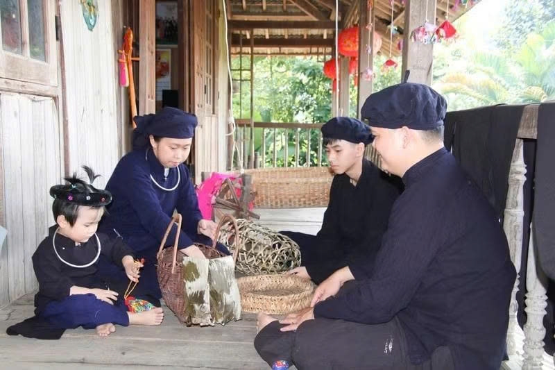 Bố mẹ cùng các con chuẩn bị lễ vật sang thăm nhà ngoài vào dịp Tết Pây Tái