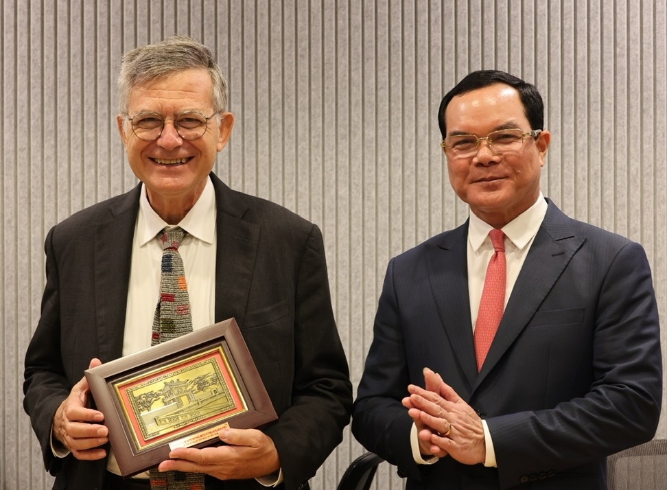 Thăm và làm việc với Bộ Truyền thông của Tòa thánh Vatican, Bộ trưởng Bộ Dân tộc và Tôn giáo Việt Nam Nguyễn Đình Khang tặng quà Bộ trưởng Truyền thông Paolo Ruffini.