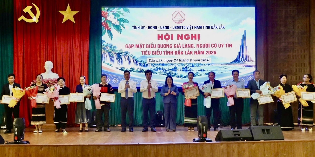 Quang cảnh trang trọng lễ trao tặng Bằng khen của Chủ tịch Ủy ban nhân dân tỉnh Đắk Lắk cho 11 tập thể tiêu biểu