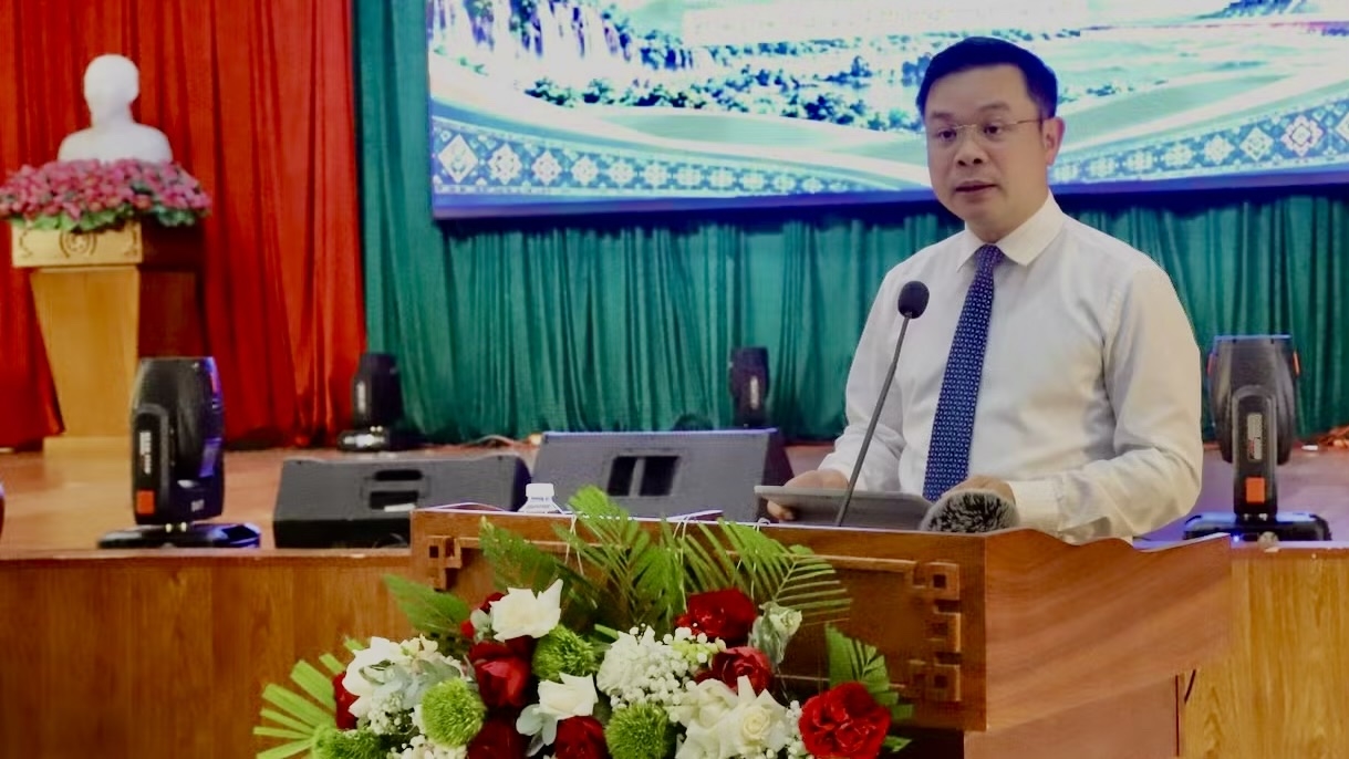 Chủ tịch Ủy ban nhân dân tỉnh Đắk Lắk Đỗ Hữu Huy phát biểu tại hội nghị gặp mặt, biểu dương già làng, người có uy tín tiêu biểu năm 2026