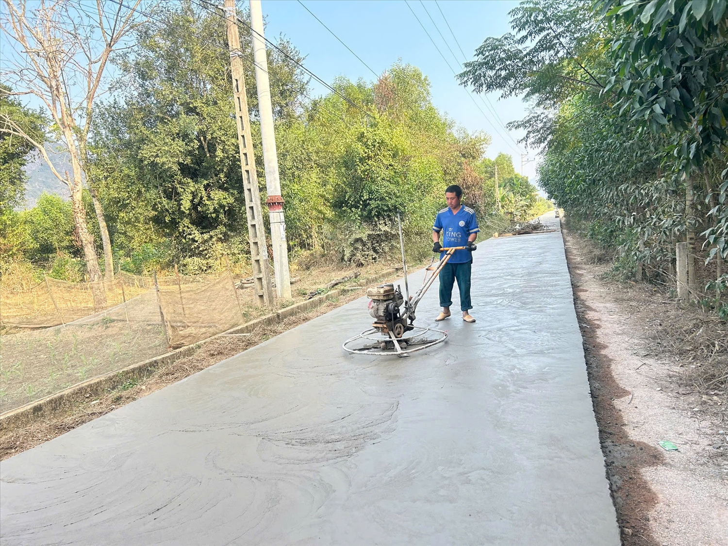 Người dân địa phương tích cực tham gia thi công, hoàn thiện các tuyến đường giao thông nông thôn nhờ nguồn vốn từ Chương trình Mục tiêu quốc gia xây dựng nông thôn mới