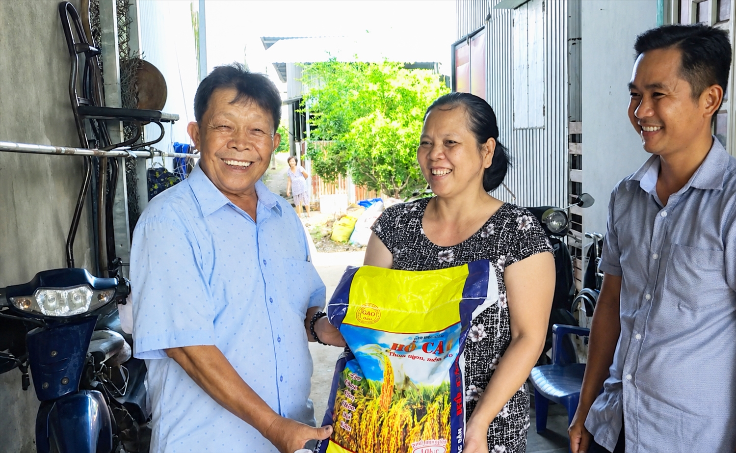 Ông Lý Thành Công trao gạo hỗ trợ gia đình bà Nguyễn Kim Cương, khu phố An Bình 5, phường Rạch Giá.