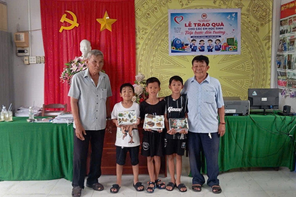 Người có uy tín Lý Thành Công (bìa phải) ở khu phố An Bình 5, phường Rạch Giá, luôn quan tâm, hỗ trợ bà con bằng những việc làm giản dị, thiết thực