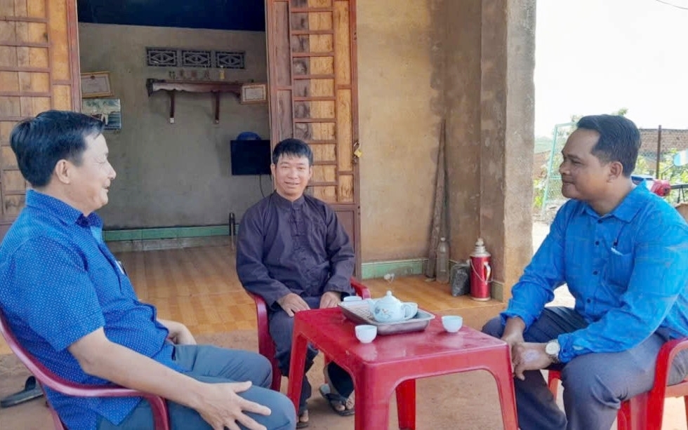 Lãnh đạo địa phương đến thăm hỏi, động viên ông Khằm Thanh Sơn (người ngồi giữa), Người có uy tín tại thôn 10, xã Đắk Ơ.