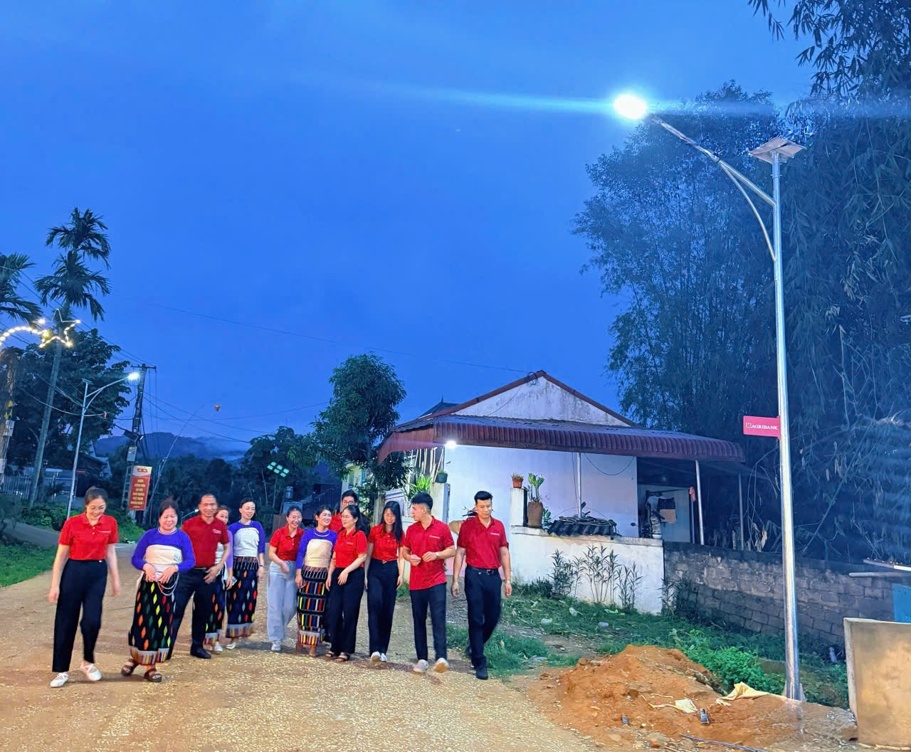 Đèn chiếu sáng bằng năng lượng mặt trời do Agribank tài trợ tại vùng biên Yên Khương