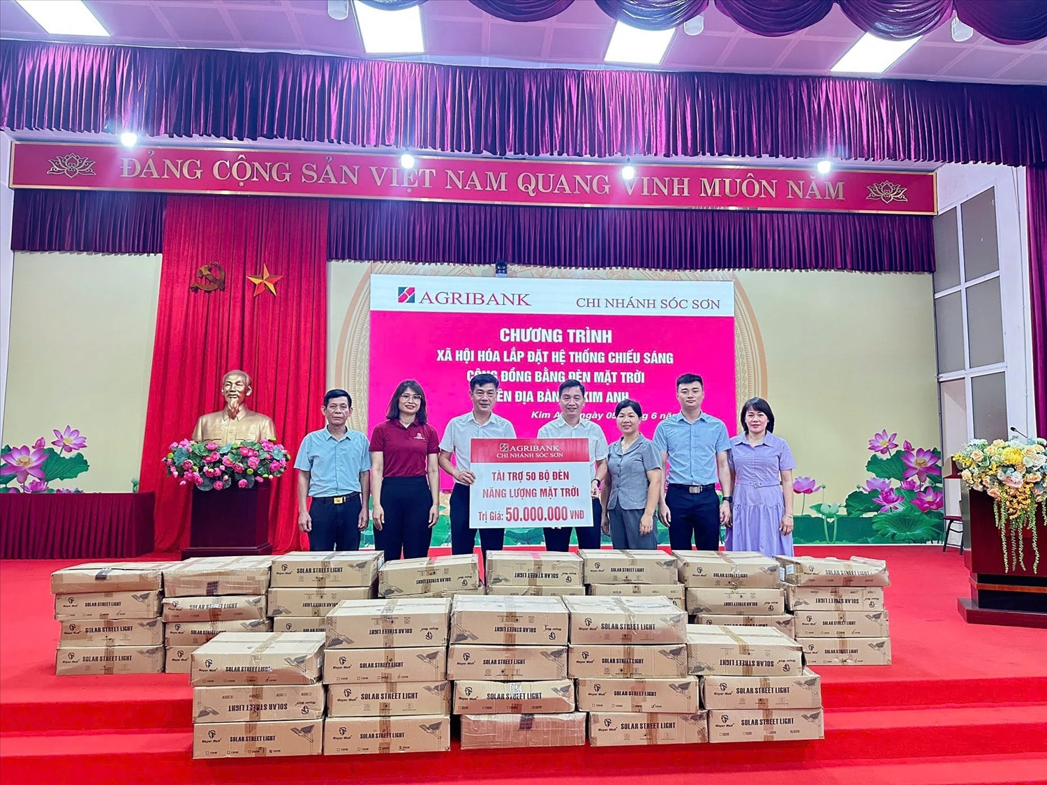 Agribank Chi nhánh Sóc Sơn trao tặng các bộ đèn chiếu sáng năng lượng mặt trời tại các địa phương