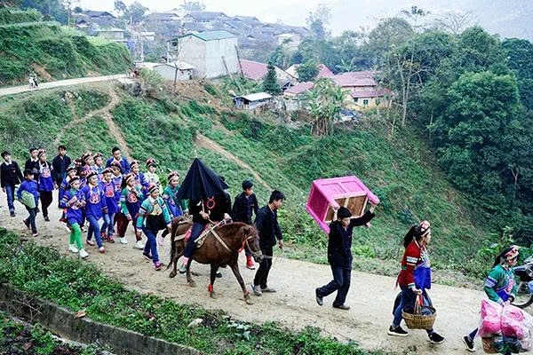 Cô dâu được rước bằng ngựa, mọi người trong đoàn đều trẻ tuổi, mặc trang phục truyền thống.