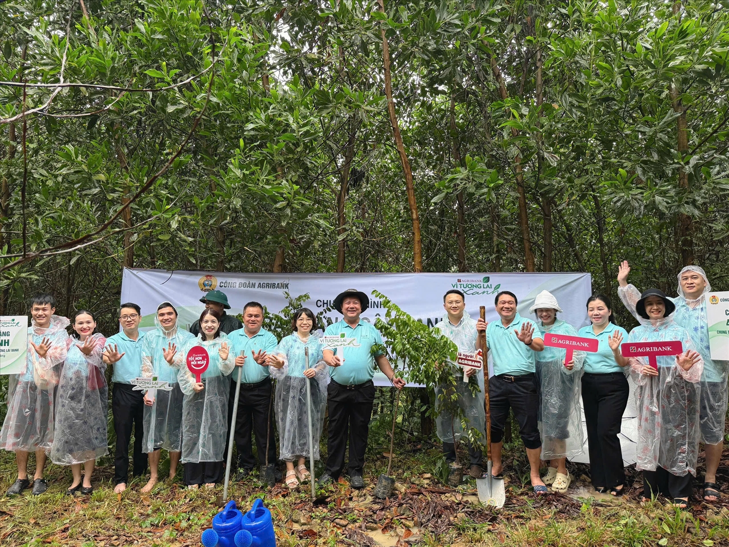 Đoàn viên, người lao động Agribank cùng chính quyền và người dân xã Lãnh Ngọc, TP. Đà Nẵng trồng cây lim xanh, chung tay vun đắp những giá trị xanh, bền vững