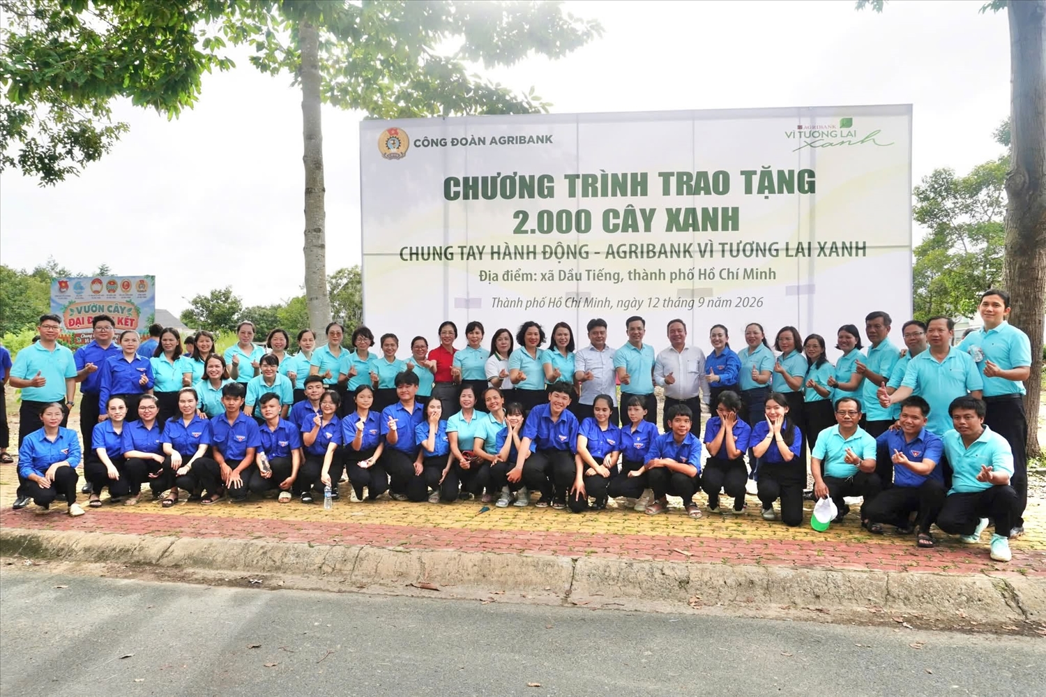 Đoàn viên, người lao động Agribank cùng chính quyền và người dân địa phương chung tay trồng cây, lan tỏa thông điệp “Agribank vì tương lai xanh” tại xã Dầu Tiếng, TP. Hồ Chí Minh