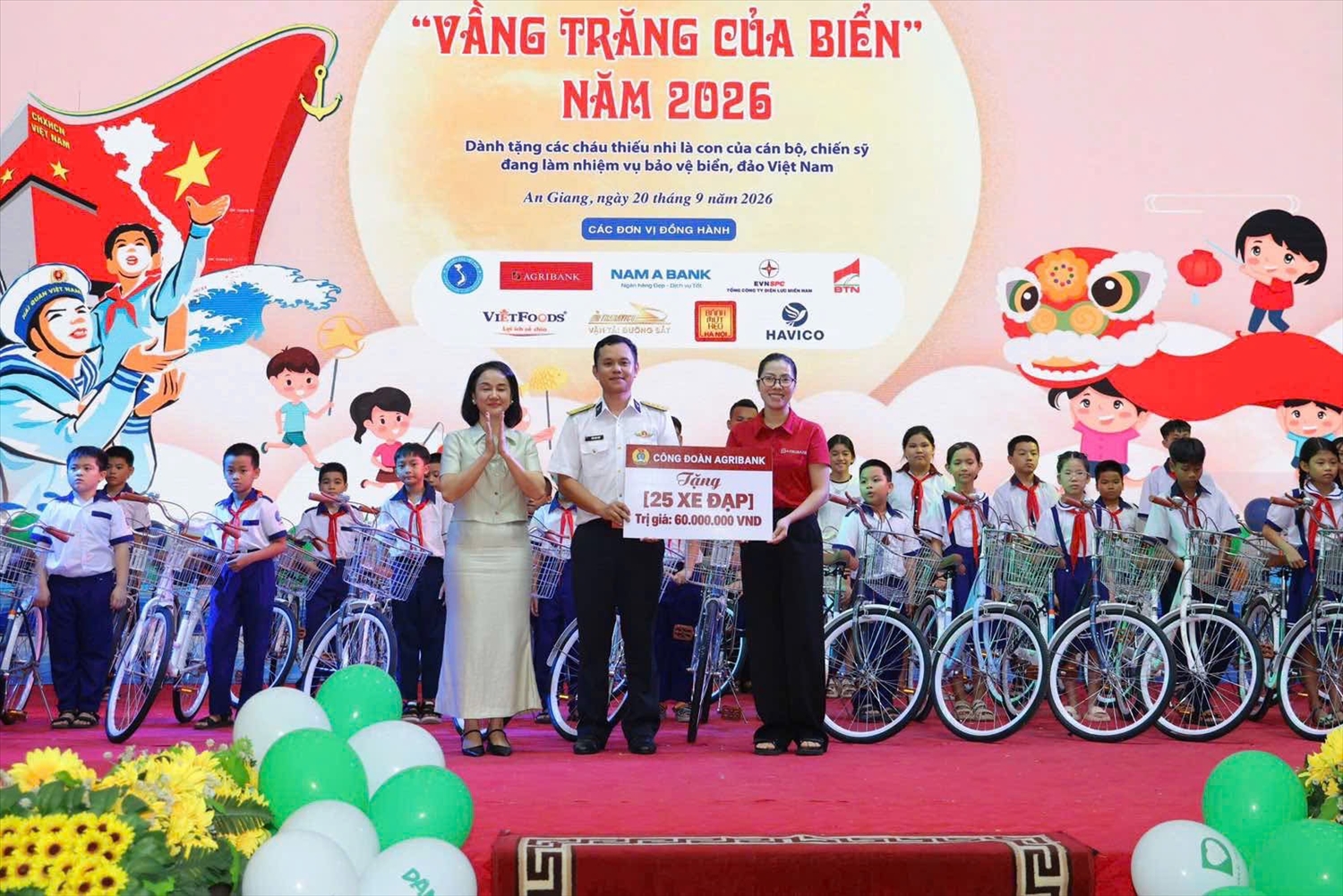 Công đoàn Agribank trao tặng 25 chiếc xe đạp, tiếp sức đến trường cho con cán bộ, chiến sĩ có hoàn cảnh khó khăn thuộc Vùng 5 Hải quân