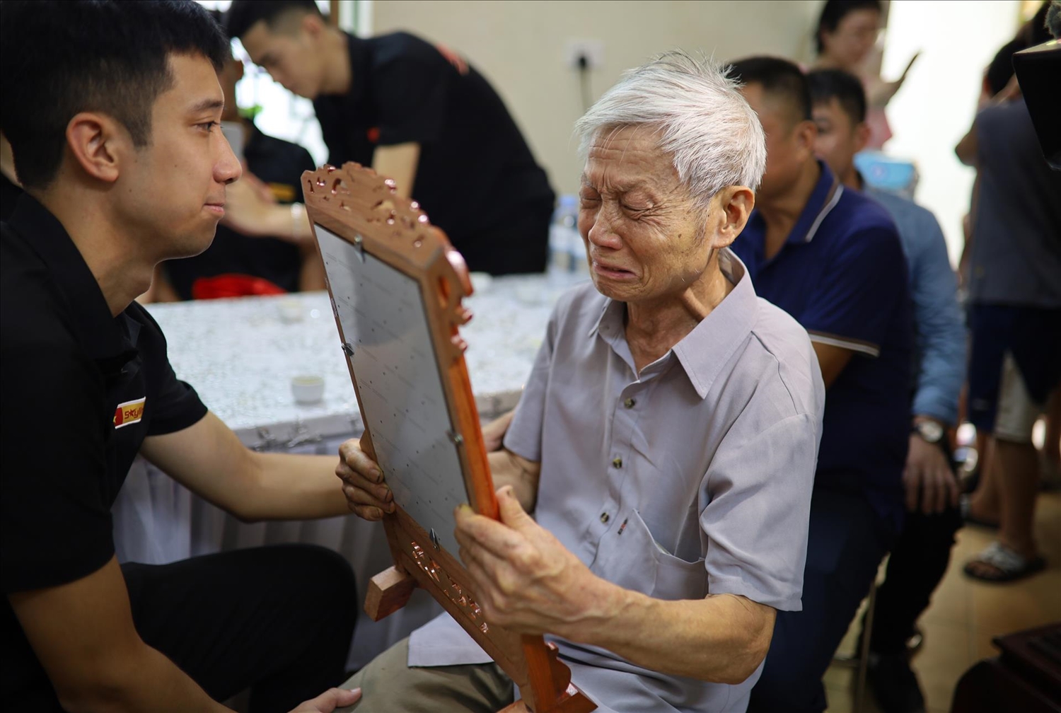 Khoảnh khắc anh Phùng Quang Trung khuỵu gối trao bức ảnh liệt sĩ đã được phục dựng tới gia đình