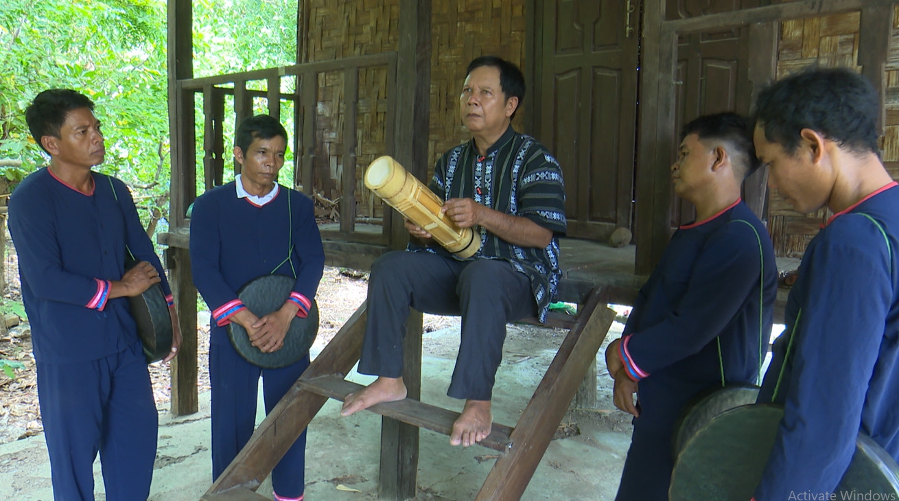 Nghệ nhân ưu tú Tà Thía Banh hướng dẫn các học viên cách sử dụng đàn Chapi.
