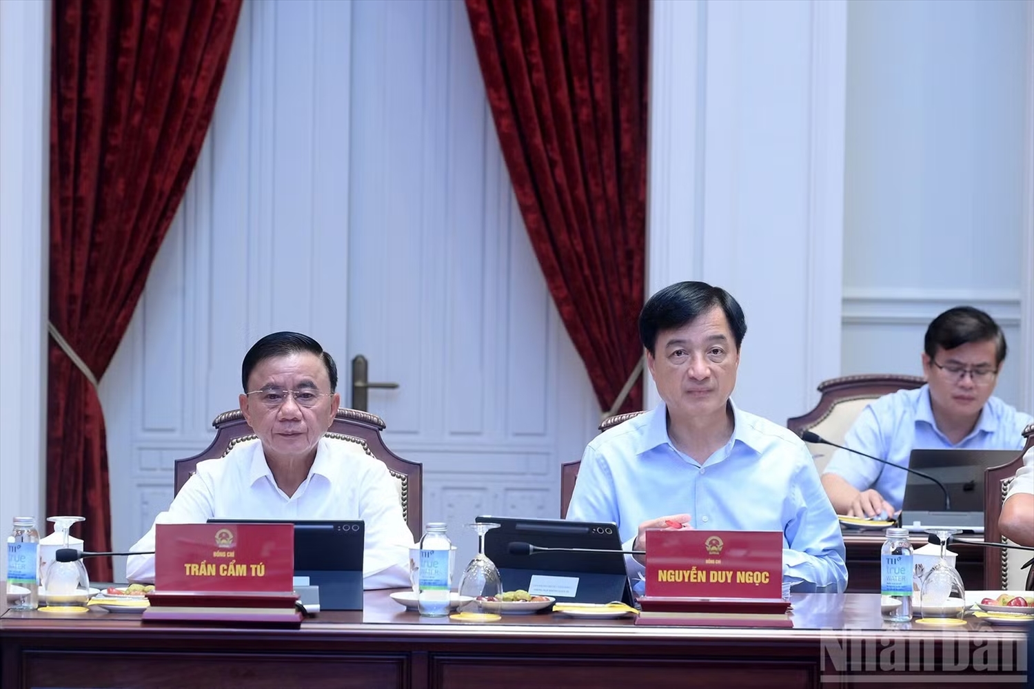 Thường trực Ban Bí thư Trần Cẩm Tú và các đồng chí lãnh đạo tham dự phiên họp. (Ảnh: ĐĂNG KHOA)