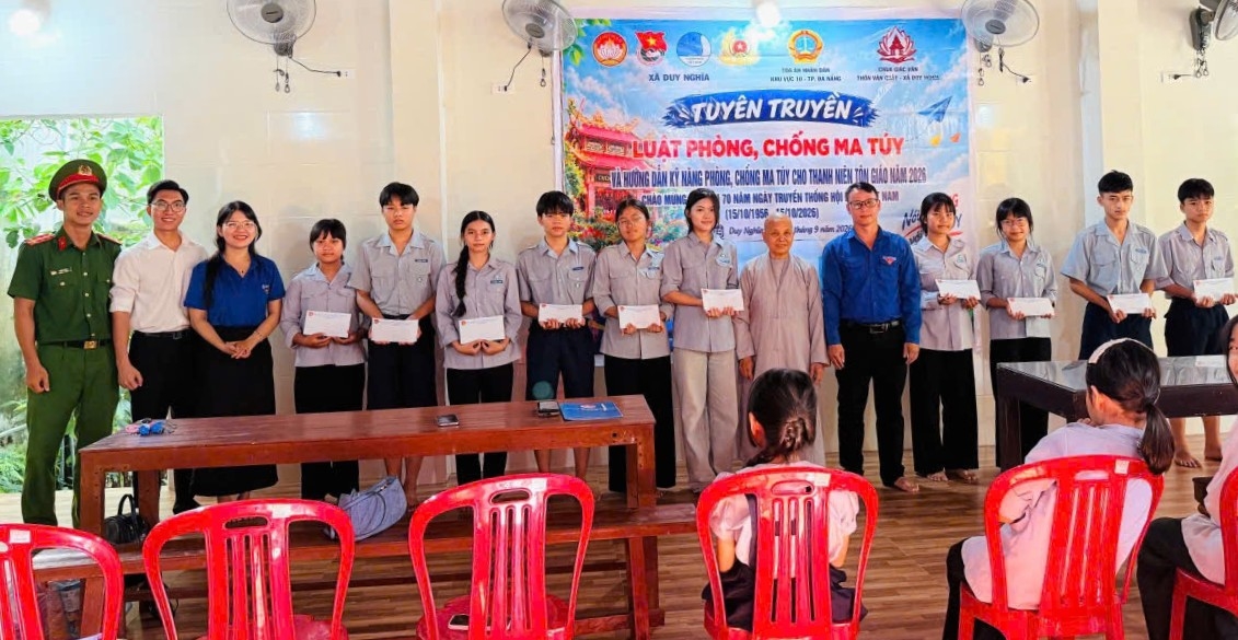 Ban Tổ chức trao tặng quà động viên đến những thanh niên tôn giáo có hoàn cảnh khó khăn