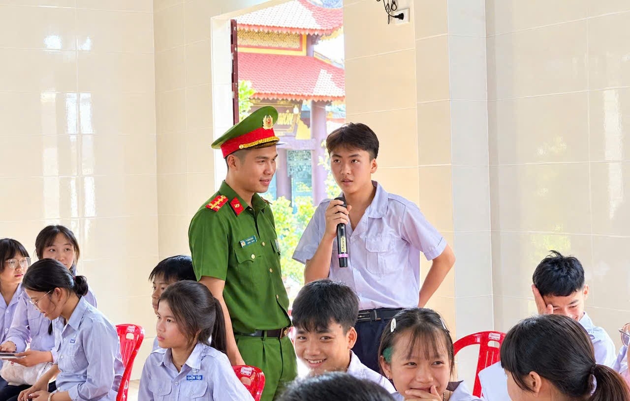 Tại buổi tuyên truyền đã lồng ghép các tình huống thực tiễn giúp các bạn trẻ hình thành sức đề kháng trước cám dỗ