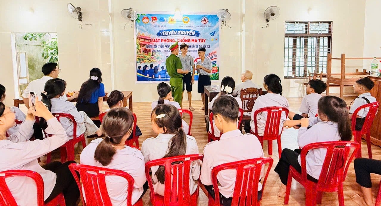 Thanh niên tôn giáo được lực lượng chức năng truyền đạt, tư vấn những kiến thức cơ bản về pháp luật phòng, chống ma túy