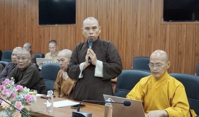 Chư tôn đức trao đổi về công tác sáp nhập tại cuộc họp