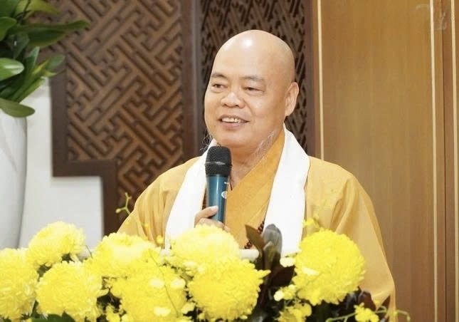 Thượng tọa Thích Thanh Phong phát biểu bày tỏ niềm vui khi đón nhận giải thưởng Người thắp sáng Diệu pháp toàn cầu