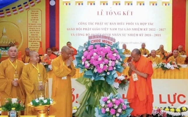 Trung ương Giáo hội Liên minh Phật giáo Lào tặng lãng hoa chúc mừng tại Lễ tổng kết