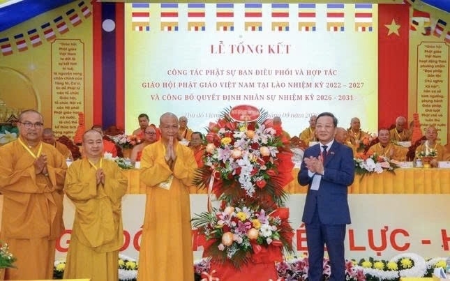 Đại sứ đặc mệnh toàn quyền Việt Nam tại Lào Nguyễn Minh Tâm tặng lãng hoa chúc mừng tại Lễ tổng kết