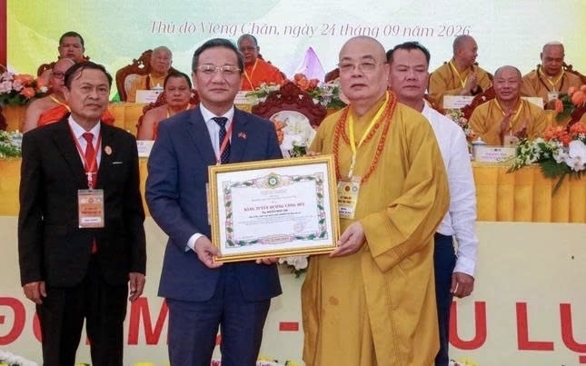 Đại sứ đặc mệnh toàn quyền Việt Nam tại Lào Nguyễn Minh Tâm nhận Bằng tuyên dương công đức của Giáo hội Phật giáo Việt Nam
