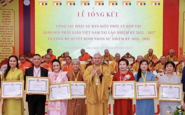 Các đại biểu nhận Bằng tuyên dương công đức của Trung ương Giáo hội Phật giáo Việt Nam