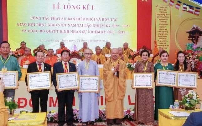 Các đại biểu nhận Bằng tuyên dương công đức của Trung ương Giáo hội Phật giáo Việt Nam