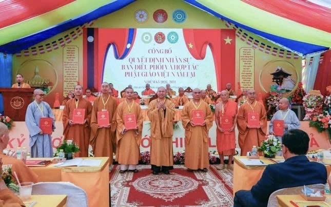 Các thành viên Ban Điều phối và Hợp tác Phật giáo Việt Nam tại Lào nhiệm kỳ 2026-2031 nhận Quyết định nhân sự