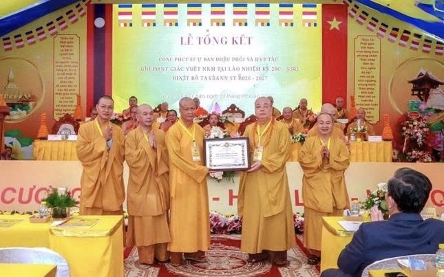 Chư tôn đức Ban Điều phối và Hợp tác Phật giáo Việt Nam tại Lào nhận Bằng tuyên dương công đức của Giáo hội Phật giáo Việt Nam